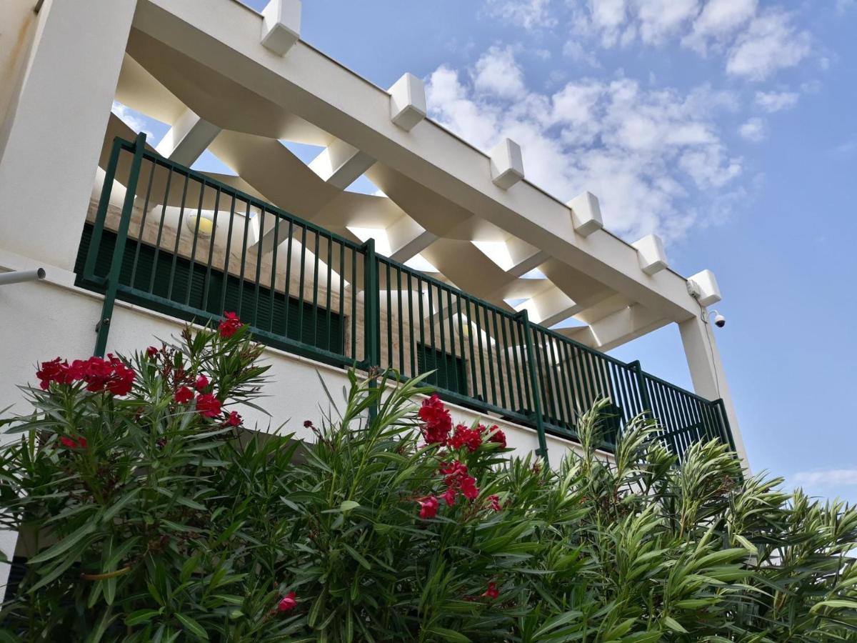 Queen Beach Apartments Nin Eksteriør bilde