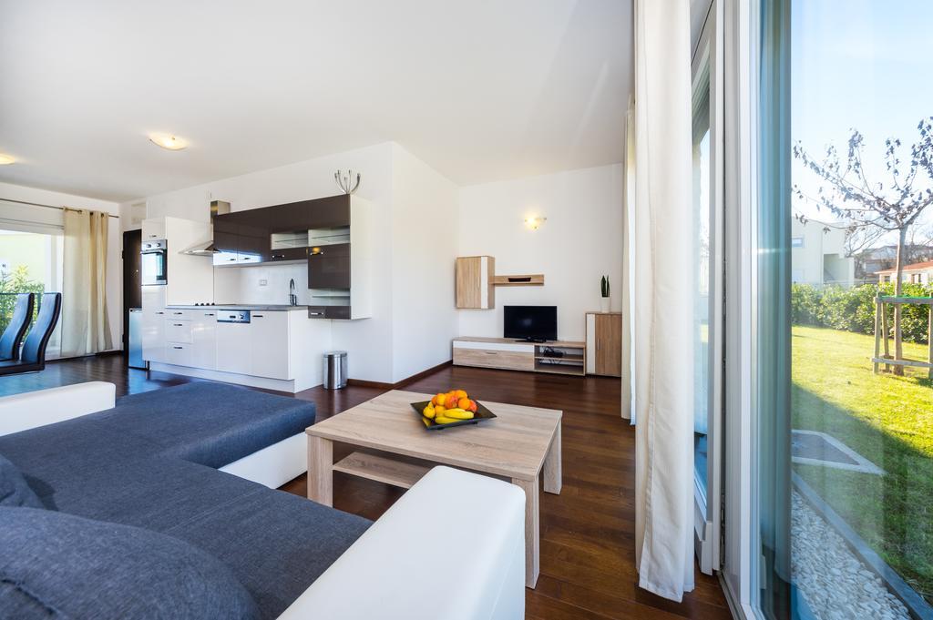 Queen Beach Apartments Nin Eksteriør bilde